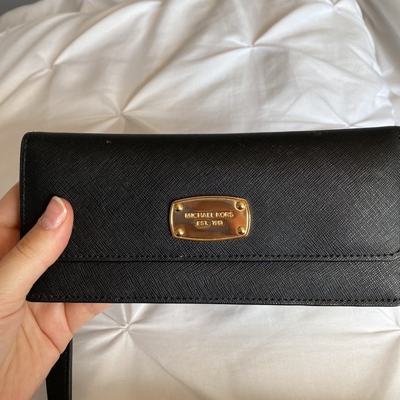 Michael Kors bag from outlet. Great condition, comes with matching wallet 🫶🏻 - Picture 7 of 8